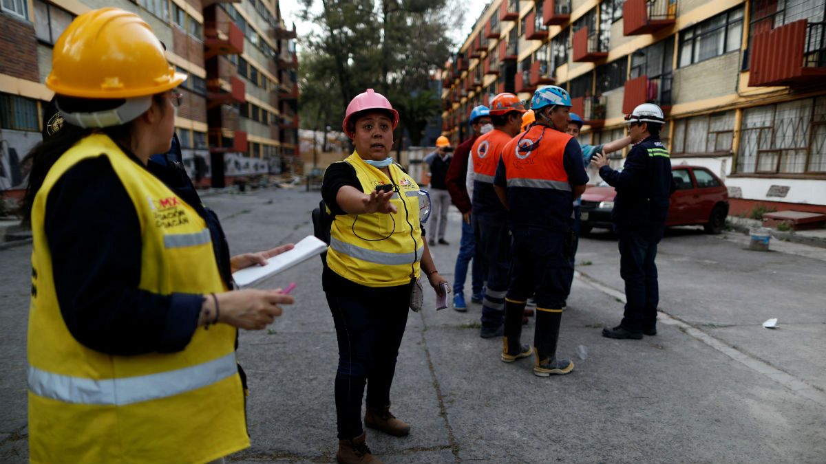 هلیکوپتر وزیر کشور مکزیک در جریان بازدید از مناطق زلزله زده دچار حادثه شد