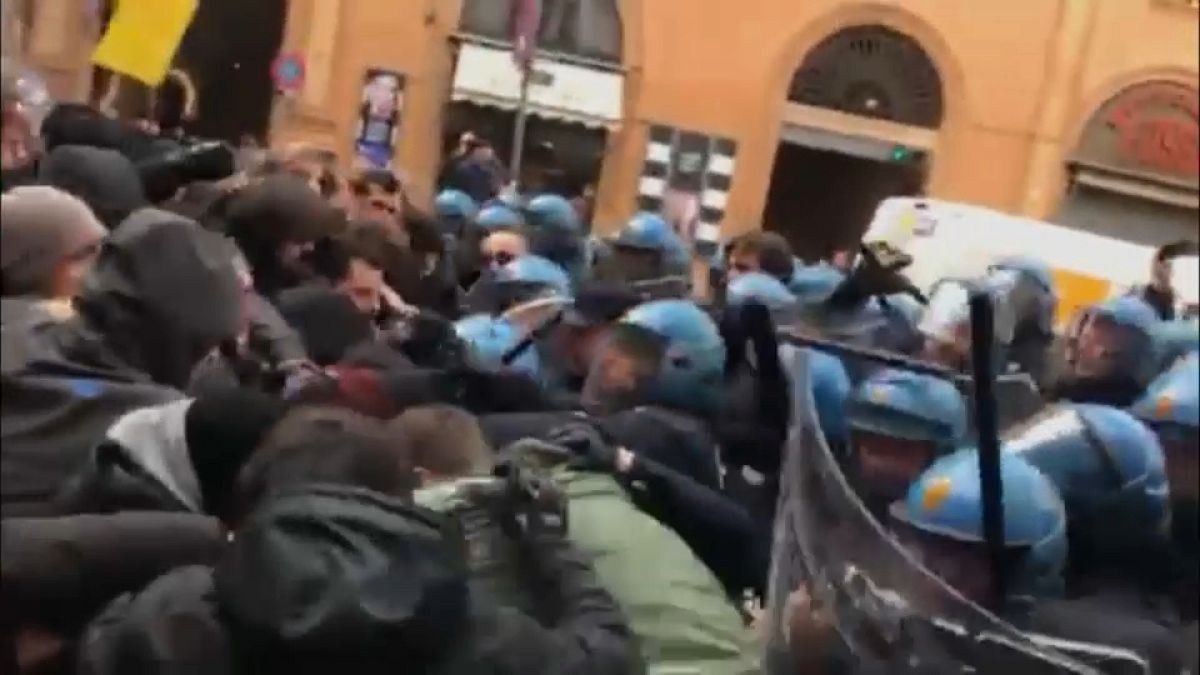 Bologna, scontri e polemiche per il comizio di Forza Nuova