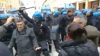 Manifestação antifascista em Bolonha degenera em confrontos