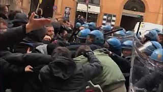 Tensión, enfrentamientos y heridos en una manifestación antifascista en Bolonia