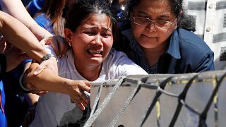 تبكي أختها الفلبينية المقتولة في الكويت لدى عودة جثمانها إلى مطار مانيلا 