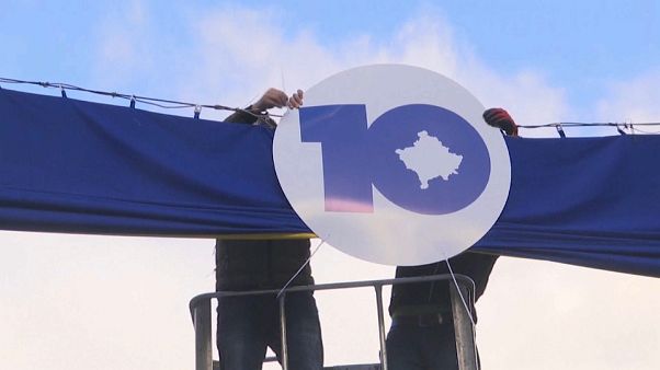 Kosovo celebra 10 años de una independencia que no trajo prosperidad Kosovo celebra 10 años de una independencia que no trajo prosperidad