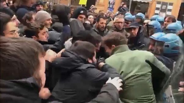 شاهد بالفيديو: مواجهات عنيفة بين الشرطة الإيطالية ومتظاهرين مناهضين للفاشية شاهد بالفيديو: مواجهات عنيفة بين الشرطة الإيطالية ومتظاهرين مناهضين للفاشية
