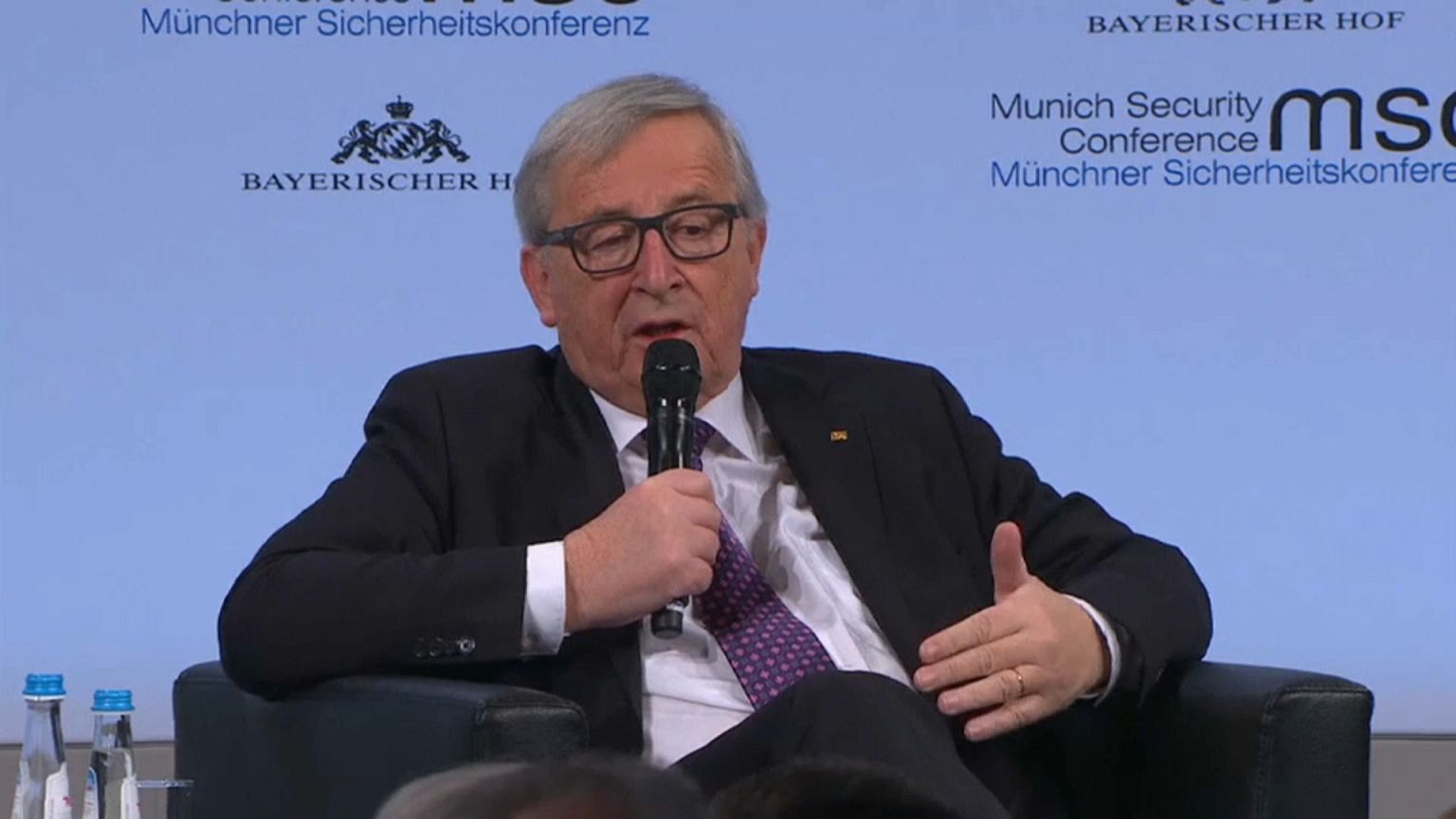 Juncker et May main dans la main pour la sécurité