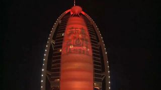 مبنى برج العرب تزيَن بالألوان الصينية خلال الاحتفالات