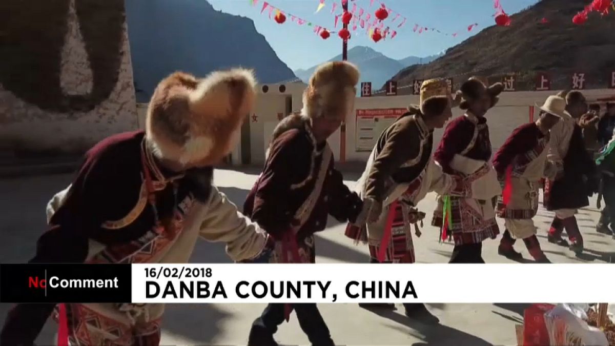 قرية دانبا الصينية تحتفل بالسنة القمرية على طريقتها الخاصة