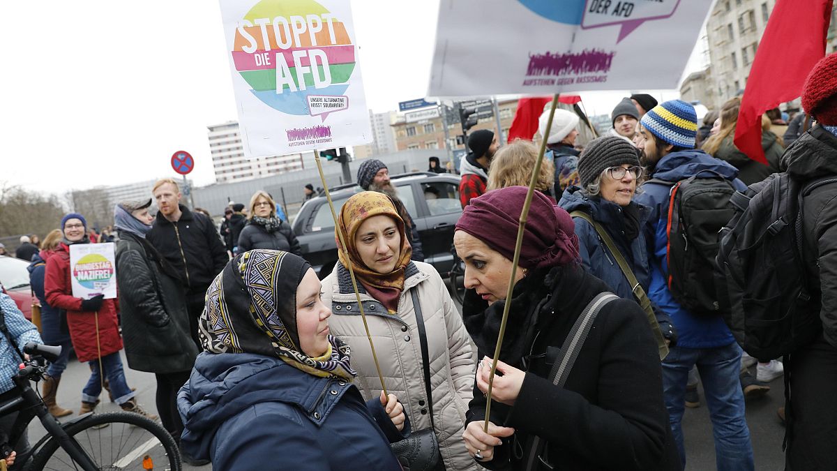 1000 Demonstranten blockieren AfD-nahen Frauenmarsch