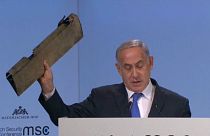 نتانیاهو قطعه‌ای از «پهپاد سرنگون شده ایران» را در مونیخ نمایش داد