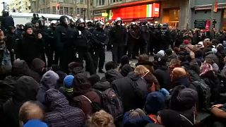 Manifestantes envolvem-se em confrontos com polícia alemã