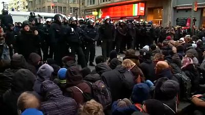 Manifestantes envolvem-se em confrontos com polícia alemã