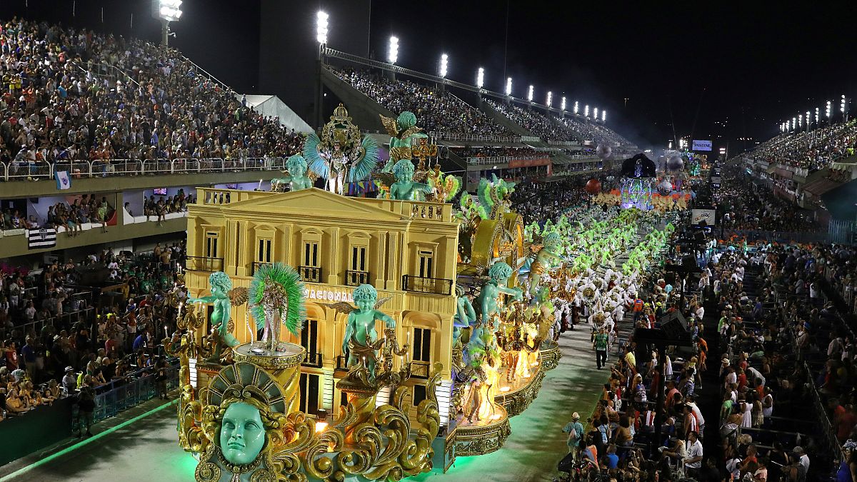 Rio Karnavalı'nın şampiyonlar geçiş töreni izleyicileri büyüledi