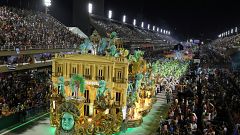Rio Karnavalı'nın şampiyonlar geçiş töreni izleyicileri büyüledi