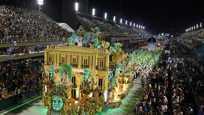 Rio Karnavalı'nın şampiyonlar geçiş töreni izleyicileri büyüledi