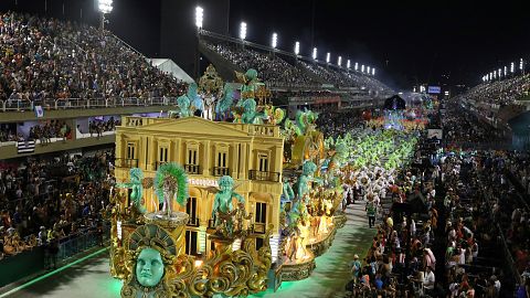 Rio Karnavalı'nın şampiyonlar geçiş töreni izleyicileri büyüledi