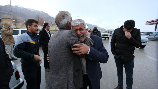 Crash d'avion en Iran : à la recherche de survivants Crash d'avion en Iran : à la recherche de survivants