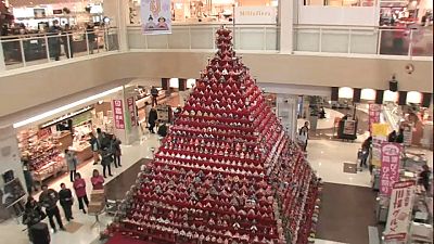 Una pirámide de infinitas muñecas