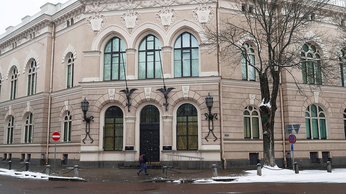 Le gouverneur de la banque centrale lettone interpellé