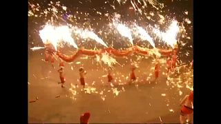 شاهد: الآلاف يتابعون رقصة التنين النارية بالصين