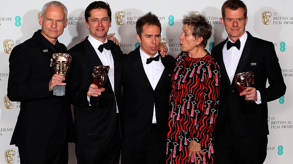 أبطال الفيلم أثناء حصولهم على جوائز الأكاديمية البريطانية للأفلام "بافتا"