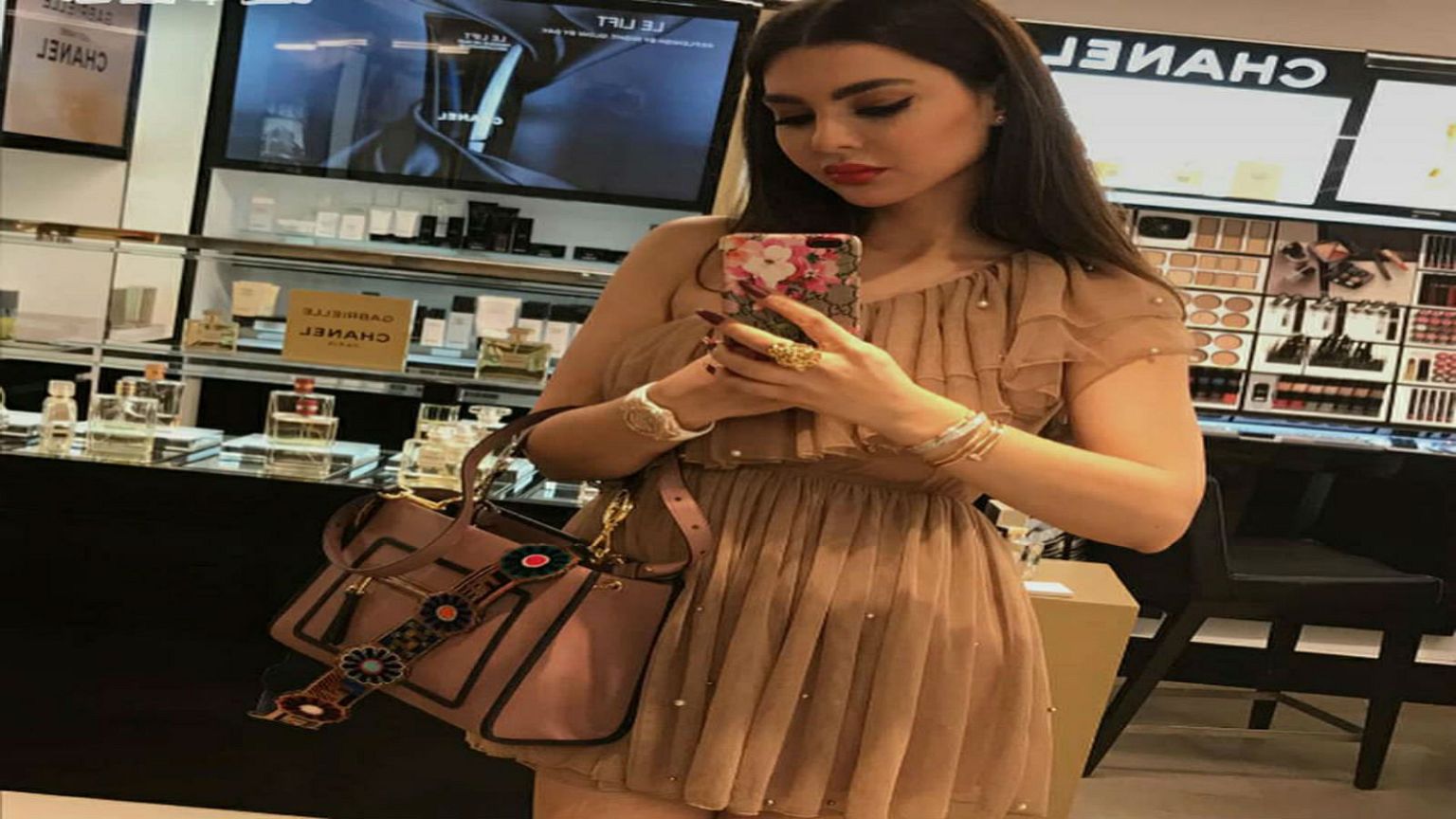 صور "فاضحة" للفنانة اللبنانية قمر تثير جدلا على مواقع التواصل الاجتماعي
