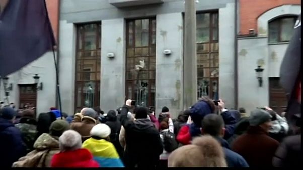 Attivisti anti-Russia davanti al centro culturale russo di Kiev Attivisti anti-Russia davanti al centro culturale russo di Kiev