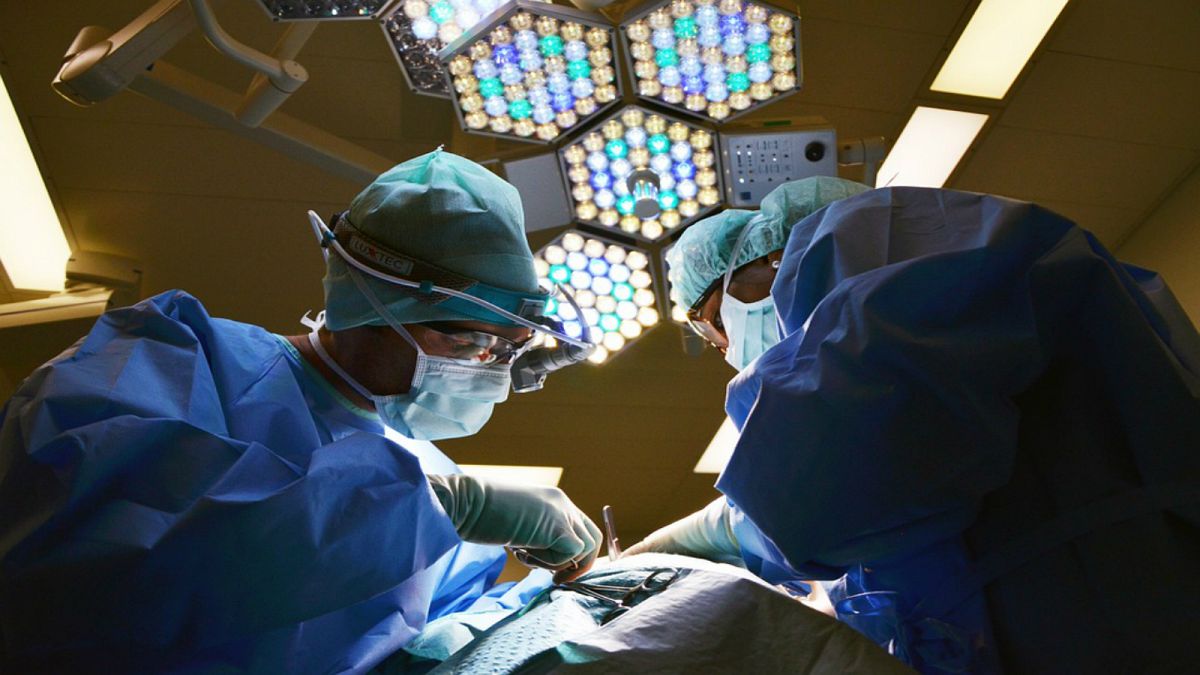 أطباء يحذرون من انتقال الزهايمر عبر أدوات الجراحة 
