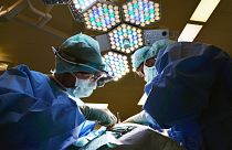 أطباء يحذرون من انتقال الزهايمر عبر أدوات الجراحة