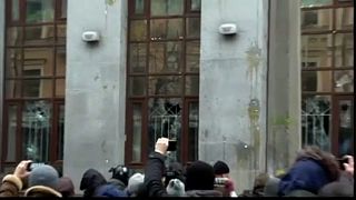Κίεβο: Αντι-ρώσοι ακτιβιστές τα έκαναν γυαλιά καρφιά