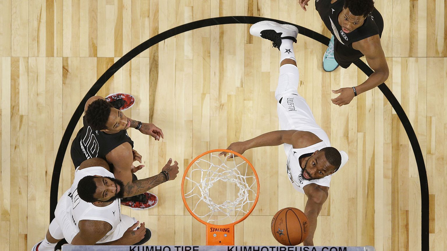 A equipa de Lebron, vestida de branco, superou o conjunto de Curry
