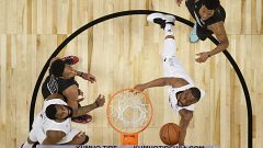 A equipa de Lebron, vestida de branco, superou o conjunto de Curry