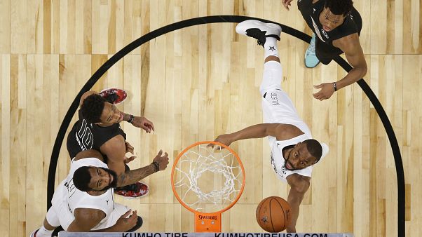A equipa de Lebron, vestida de branco, superou o conjunto de Curry A equipa de Lebron, vestida de branco, superou o conjunto de Curry