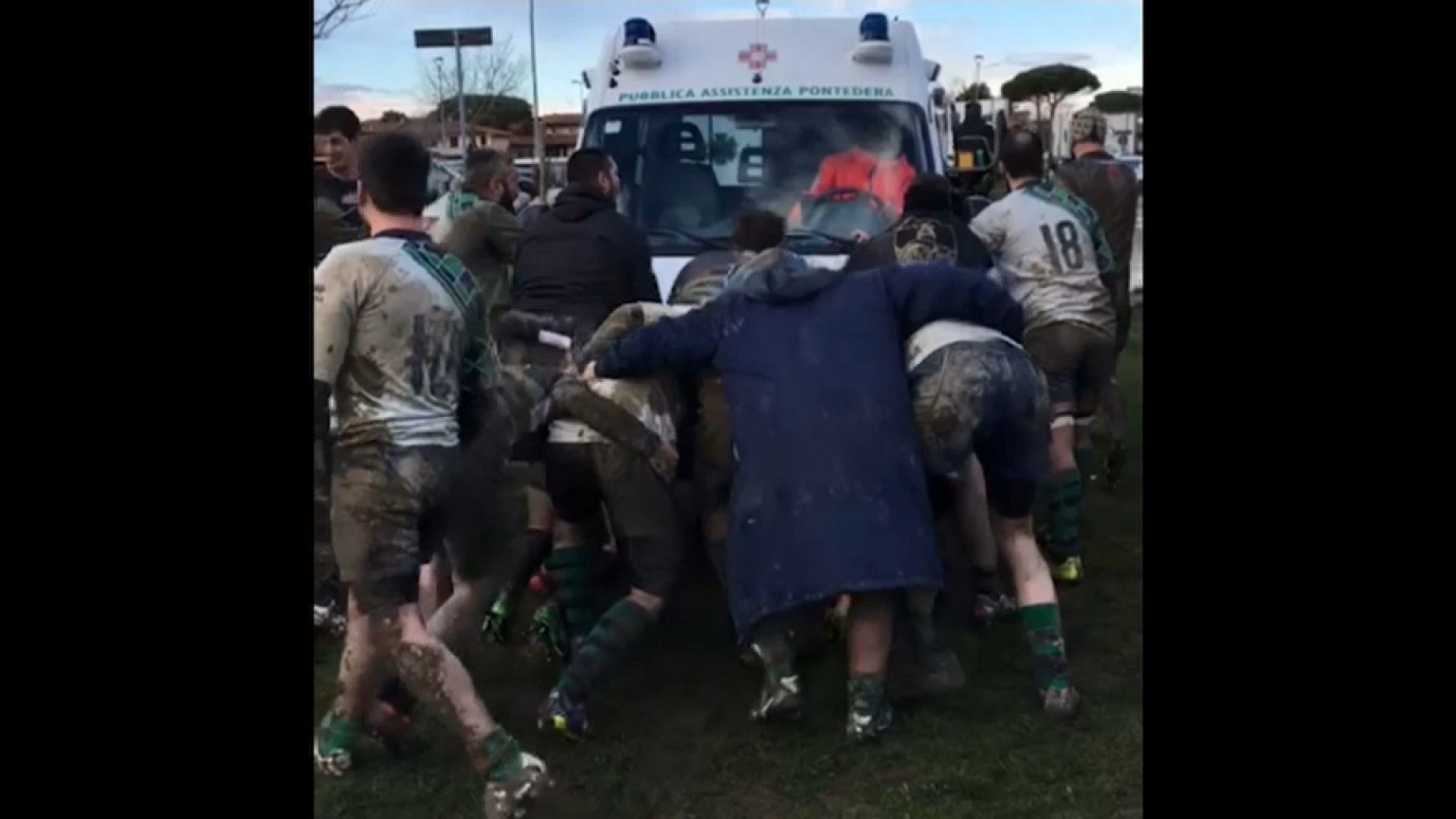 Ambulanza bloccata nel fango, i rugbisti in mischia la liberano