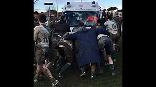 Ambulanza bloccata nel fango, i rugbisti in mischia la liberano