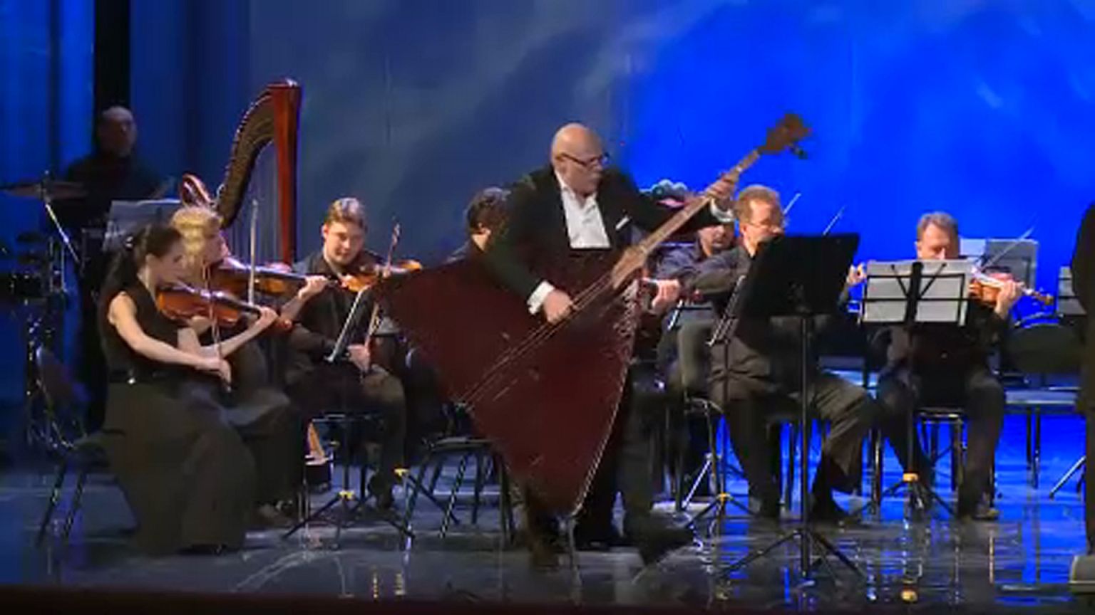 Basszus balalajka szólója és eltemetett hangszerek