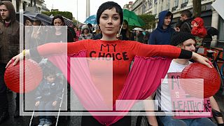 Une manifestante défile pour le droit à l'avortement en Irlande