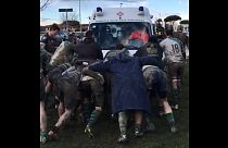 Jugadores de rugby italianos, al rescate de una ambulancia