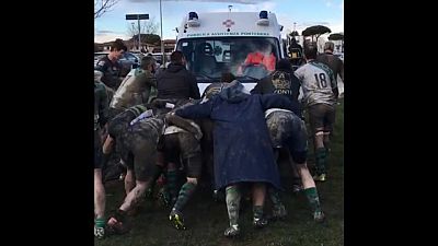 Jugadores de rugby italianos, al rescate de una ambulancia