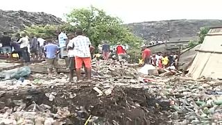 A mentők további áldozatokat sejtenek a romok alatt