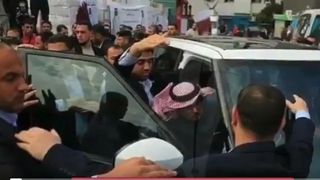 شاهد..عمال مستشفى "الشفاء" في غزة يهاجمون سفير قطر في الأراضي الفلسطينية 