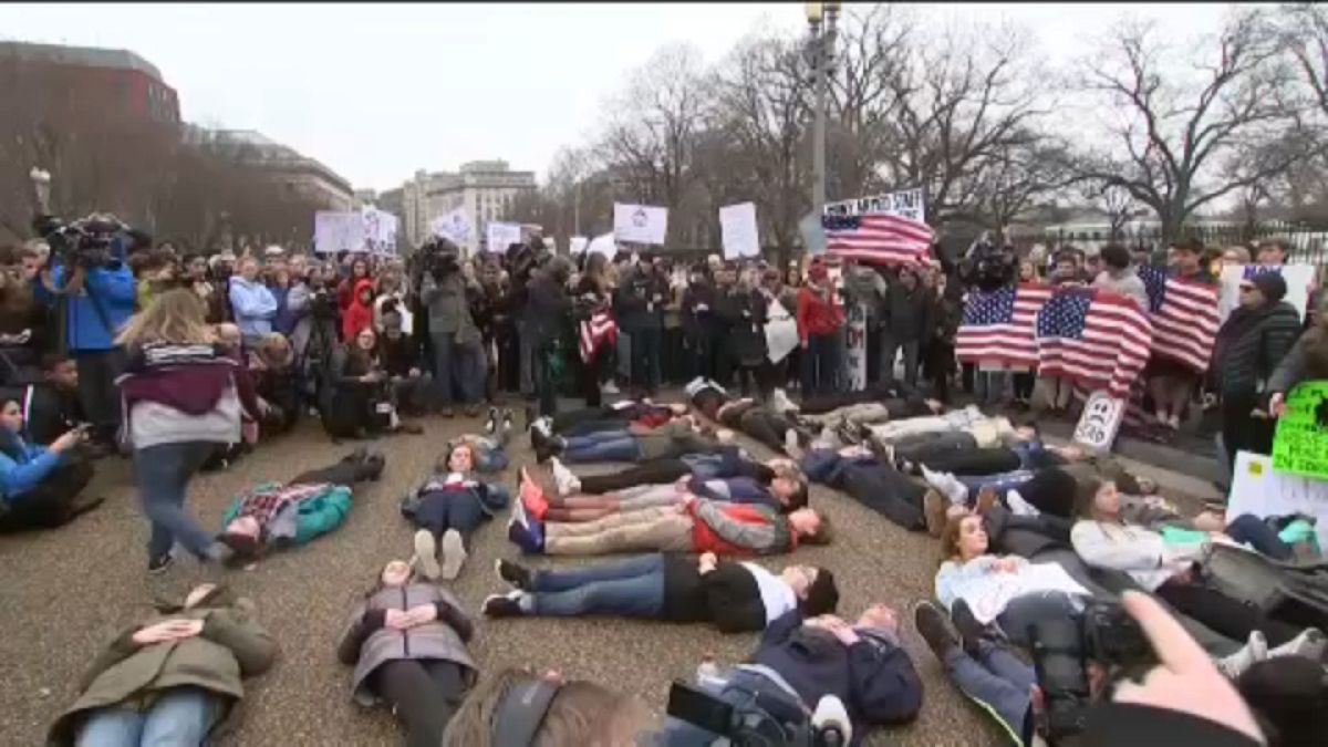 Diákok hevertek a földön a Fehér Ház előtt