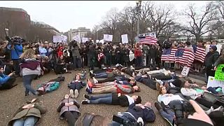 Diákok hevertek a földön a Fehér Ház előtt