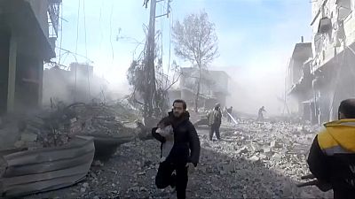 Un centenar de muertos por bombardeos del régimen sirio