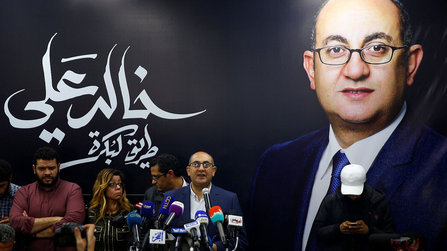 المرشح الرئاسي المصري خالد علي يتحدث خلال مؤتمر صحفي