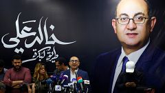 المرشح الرئاسي المصري خالد علي يتحدث خلال مؤتمر صحفي