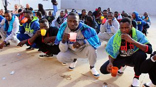 Líbia 250 bevándorlót visszatoloncolt
