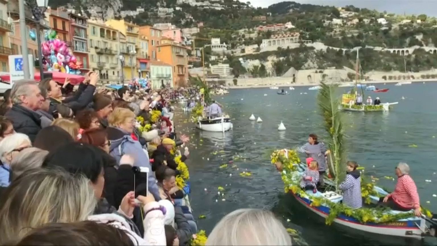 Fête du printemps : mimosas et oeillets ornent les pointus de Villefranche-sur-Mer