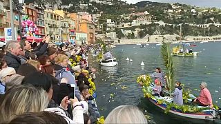 Fête du printemps : mimosas et oeillets ornent les pointus de Villefranche-sur-Mer