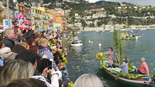 Fête du printemps : mimosas et oeillets ornent les pointus de Villefranche-sur-Mer Fête du printemps : mimosas et oeillets ornent les pointus de Villefranche-sur-Mer