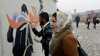 نقش صلح و امید بر دیوارهای کابل