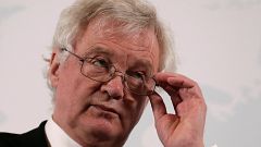 Brexit : Londres préservera les normes sociales européennes selon David Davis